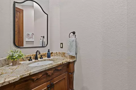 Bath - 3208 S Thornridge Dr, Springfield, MO 65809 photo 2 of 7