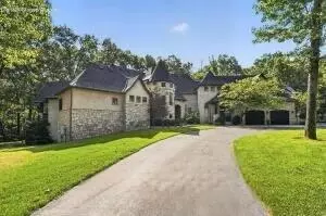Exterior - 3208 S Thornridge Dr, Springfield, MO 65809 photo 3 of 8