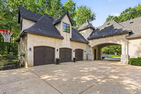 Exterior - 3208 S Thornridge Dr, Springfield, MO 65809 photo 4 of 8