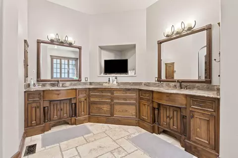 Bath - 3208 S Thornridge Dr, Springfield, MO 65809 photo 3 of 7