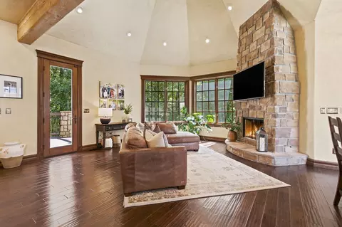 Living - 3208 S Thornridge Dr, Springfield, MO 65809 photo 4 of 4