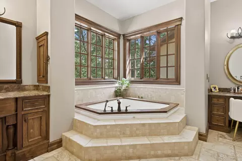 Bath - 3208 S Thornridge Dr, Springfield, MO 65809 photo 4 of 7