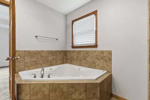 Bath - 5535 S Dayton Ave, Springfield, MO 65810 photo 3 of 5