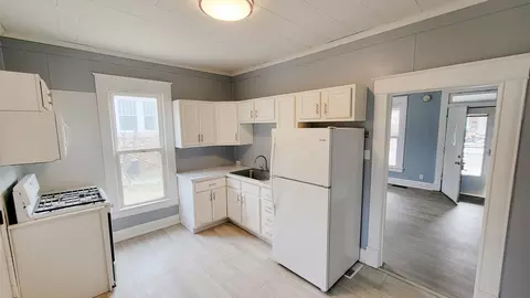Kitchen - 941 W Brower St, Springfield, MO 65802 photo 1 of 3