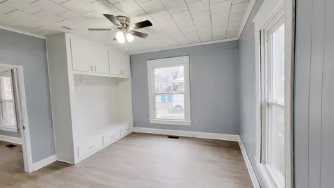 Living - 941 W Brower St, Springfield, MO 65802 photo 2 of 3