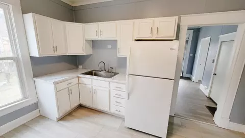 Kitchen - 941 W Brower St, Springfield, MO 65802 photo 2 of 3