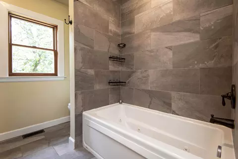 Bath - 511 Timberlane Dr, Branson, MO 65616 photo 2 of 9