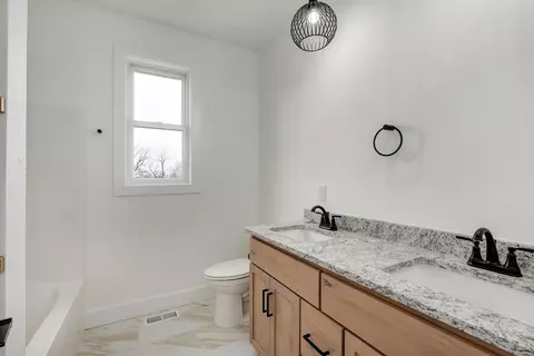 Bath - 2929 W Marty St, Springfield, MO 65810 photo 2 of 2