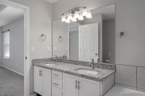 Bath - 2834 W Lasalle St, Springfield, MO 65807 photo 3 of 6