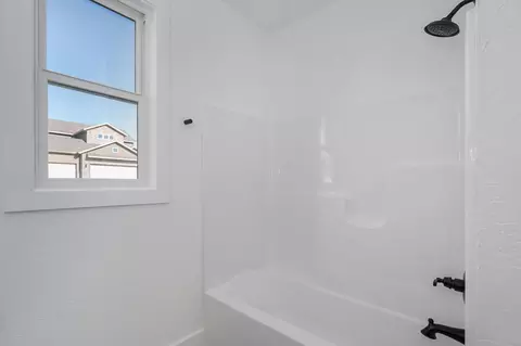 Bath - 3048 W Teton Dr, Springfield, MO 65810 photo 4 of 4