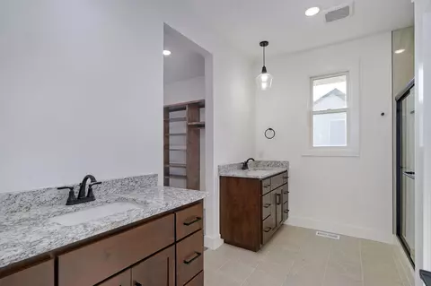 Bath - 3048 W Teton Dr, Springfield, MO 65810 photo 1 of 4