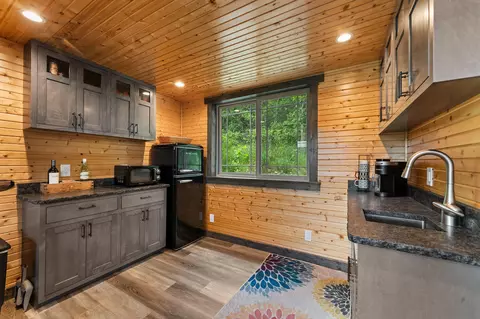 Kitchen - 1362 Bald Eagle Dr, Galena, MO 65656 photo 3 of 4