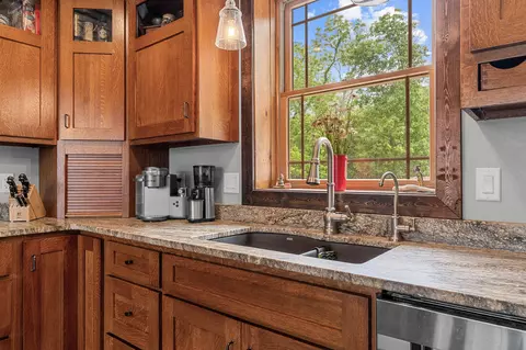 Kitchen - 1362 Bald Eagle Dr, Galena, MO 65656 photo 2 of 4