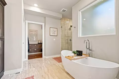 Bath - 1676 N Bristol Ave, Springfield, MO 65802 photo 1 of 6
