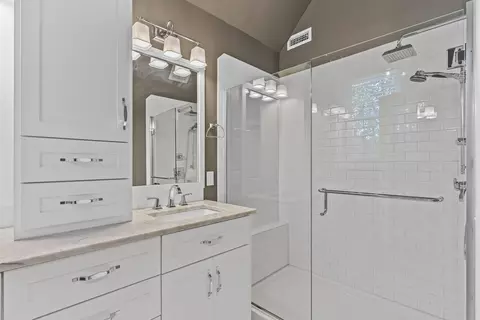 Bath - 800 S Pickwick Ave, Springfield, MO 65804 photo 3 of 7