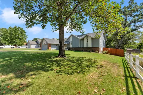 Exterior - 402 N Hightower Ave, Nixa, MO 65714 photo 3 of 14