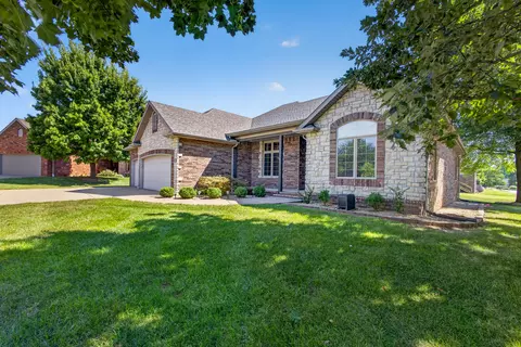 Exterior - 1352 N Lennox Ct, Springfield, MO 65802 photo 3 of 13