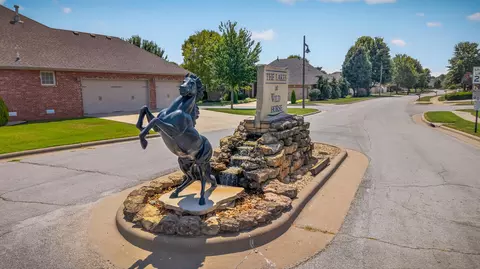 View/Area - 1352 N Lennox Ct, Springfield, MO 65802 photo 3 of 5
