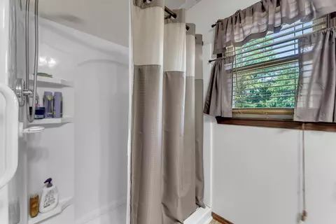 Bath - 515 S West Ave, Springfield, MO 65806 photo 2 of 2