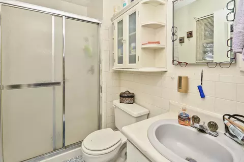 Bath - 3329 W Countryside Dr, Springfield, MO 65807 photo 1 of 2