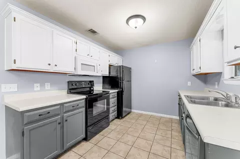 Kitchen - 507 Sandpiper Dr, Branson, MO 65616 photo 1 of 2