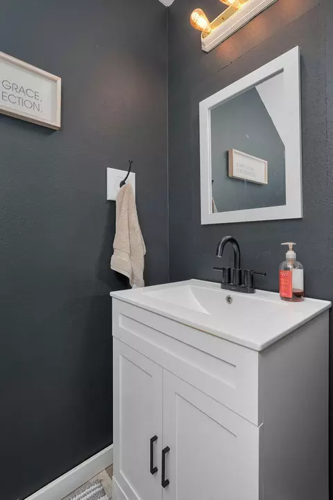 Bath - 970 W Birch St, Nixa, MO 65714 photo 1 of 4