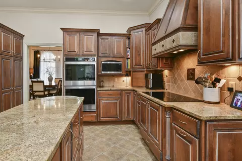 Kitchen - 4013 E Gastonbury St, Springfield, MO 65809 photo 5 of 10