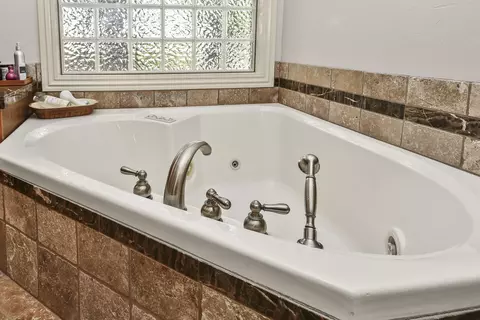 Bath - 4013 E Gastonbury St, Springfield, MO 65809 photo 2 of 11