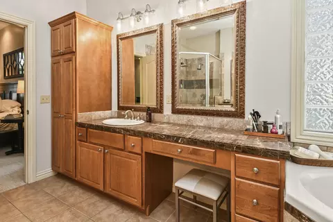 Bath - 4013 E Gastonbury St, Springfield, MO 65809 photo 3 of 11