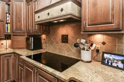 Kitchen - 4013 E Gastonbury St, Springfield, MO 65809 photo 6 of 10