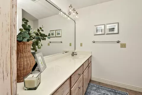 Bath - 4013 E Gastonbury St, Springfield, MO 65809 photo 10 of 11