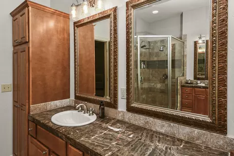 Bath - 4013 E Gastonbury St, Springfield, MO 65809 photo 4 of 11