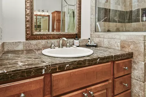 Bath - 4013 E Gastonbury St, Springfield, MO 65809 photo 5 of 11