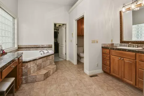 Bath - 4013 E Gastonbury St, Springfield, MO 65809 photo 1 of 11