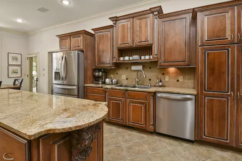 Kitchen - 4013 E Gastonbury St, Springfield, MO 65809 photo 3 of 10