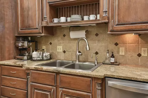 Kitchen - 4013 E Gastonbury St, Springfield, MO 65809 photo 4 of 10