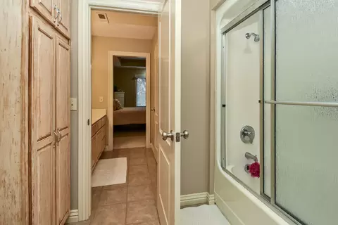 Entry Way - 4013 E Gastonbury St, Springfield, MO 65809 photo 7 of 8