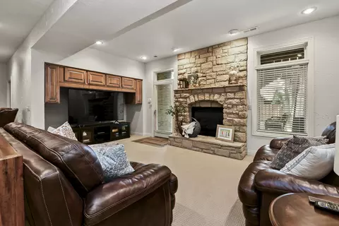 Living - 4013 E Gastonbury St, Springfield, MO 65809 photo 6 of 7