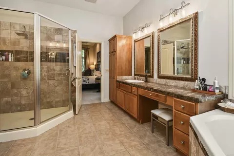 Bath - 4013 E Gastonbury St, Springfield, MO 65809 photo 7 of 11