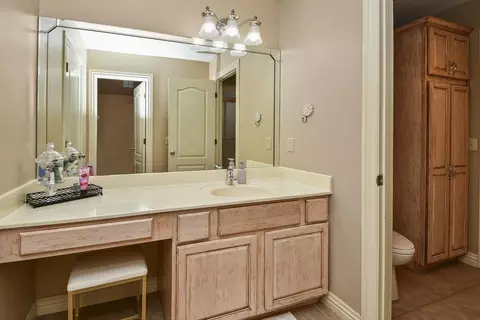 Bath - 4013 E Gastonbury St, Springfield, MO 65809 photo 8 of 11
