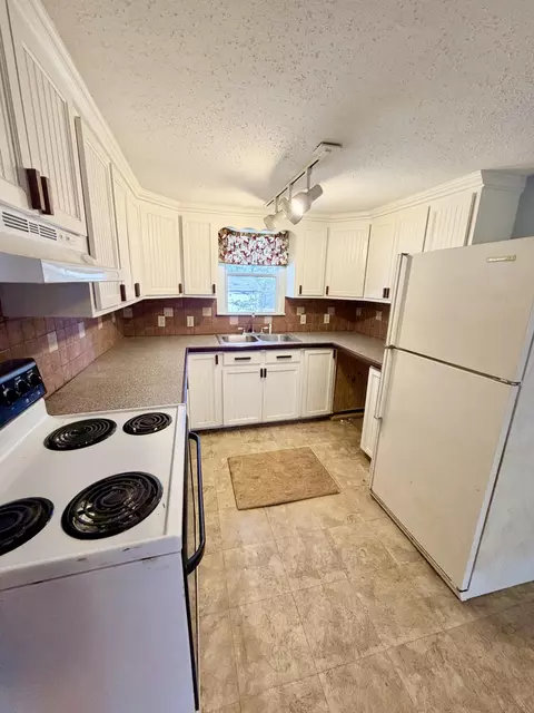 Kitchen - 25870 County Road 250, Hermitage, MO 65668 photo 2 of 2