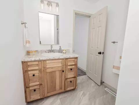 Bath - 3020 W Melbourne St, Springfield, MO 65810 photo 3 of 5