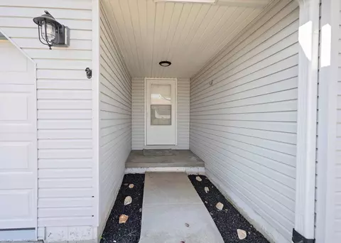 Entry Way - 3020 W Melbourne St, Springfield, MO 65810 photo 1 of 1