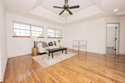 Living - 3020 W Melbourne St, Springfield, MO 65810 photo 2 of 2