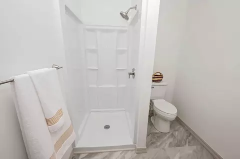 Bath - 3020 W Melbourne St, Springfield, MO 65810 photo 2 of 5