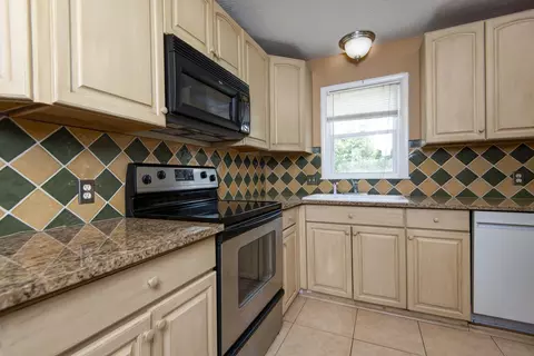 Kitchen - 1455 S Barnes Ave, Springfield, MO 65804 photo 1 of 3