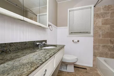 Bath - 1455 S Barnes Ave, Springfield, MO 65804 photo 2 of 3