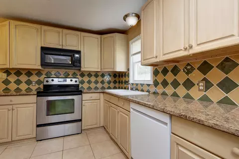 Kitchen - 1455 S Barnes Ave, Springfield, MO 65804 photo 2 of 3