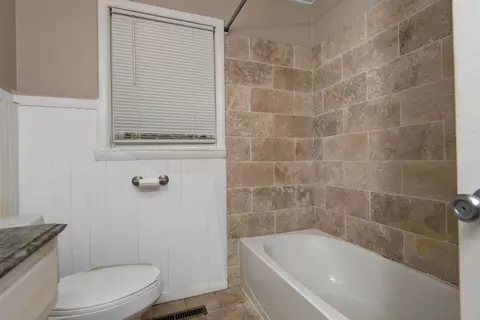 Bath - 1455 S Barnes Ave, Springfield, MO 65804 photo 1 of 3