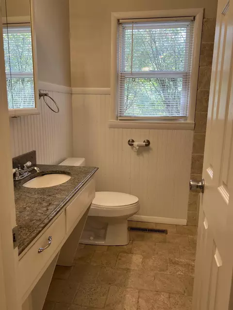 Bath - 1455 S Barnes Ave, Springfield, MO 65804 photo 3 of 3